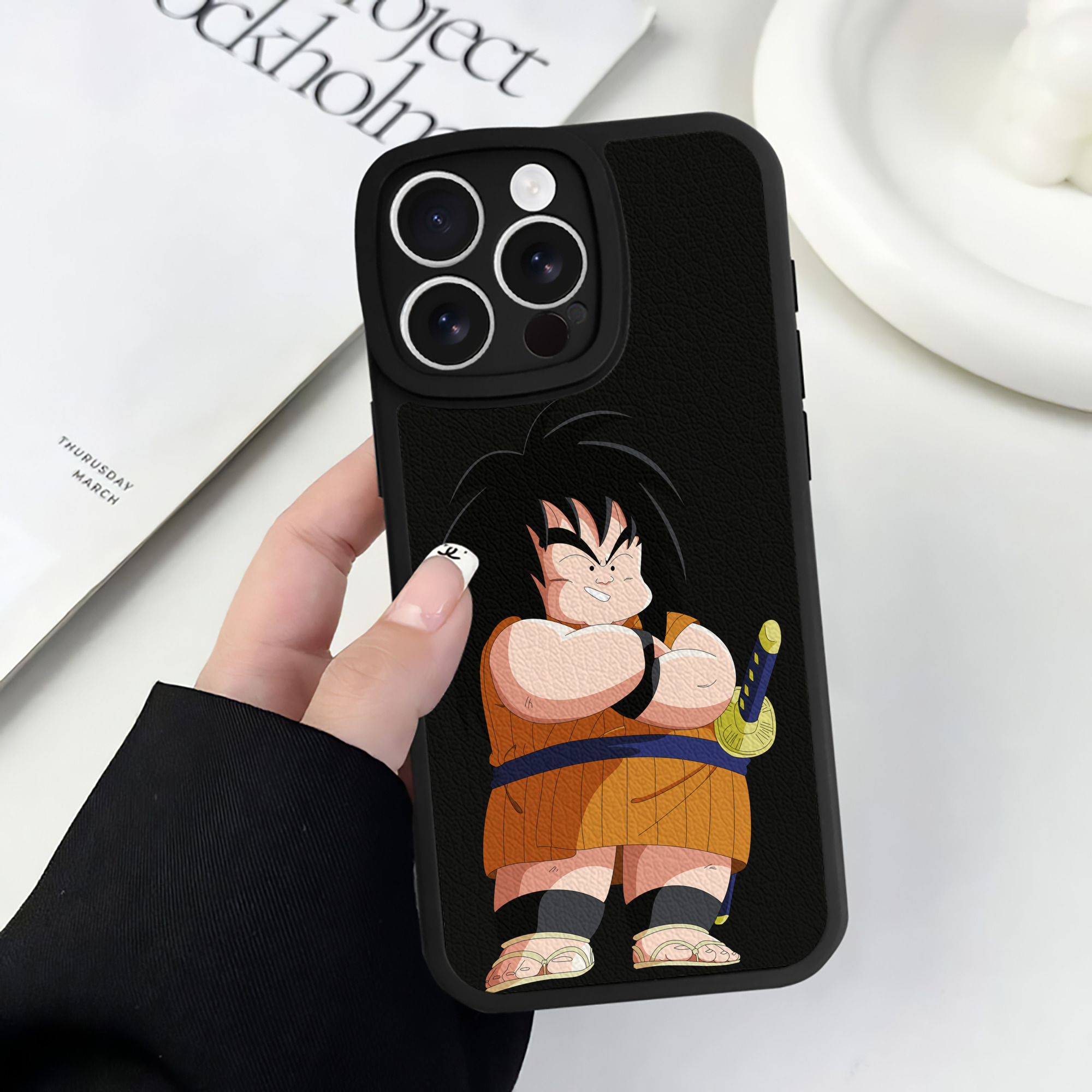 （画像用） ドラゴンボール やじろべえ DRAGON BALL Yajirobe 【iPhone 16シリーズ対応】シリコンスマホケース（レザー調） 材質：シリコン